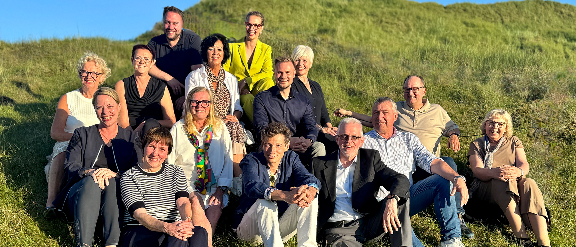 Die Clubmitglieder bei der Ämterübergabe in den Dünen